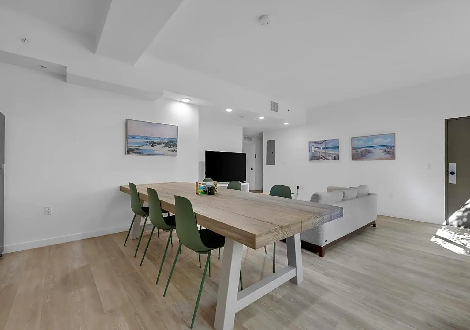 542 SW 7th St - 108 (Furnished Room) — Photo 1