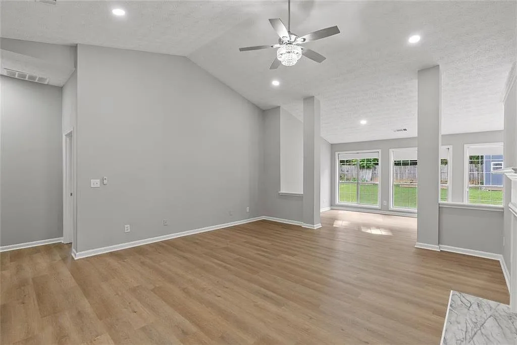4 bed, 2700 sqft, $2,900 — Photo 4