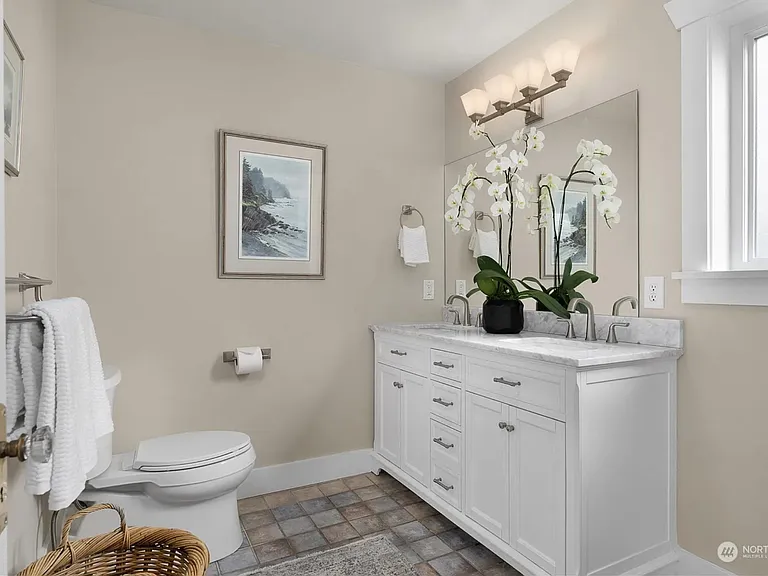 Primary en-suite bathroom with shower