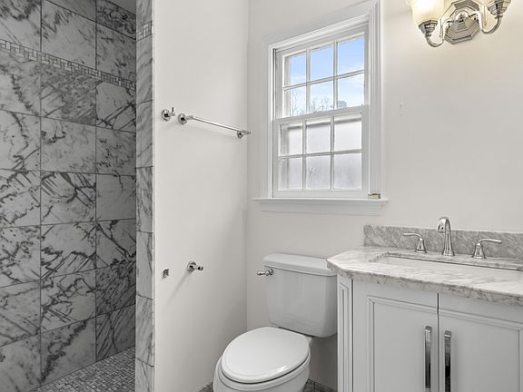 5th image of 2640 Warwick Pl