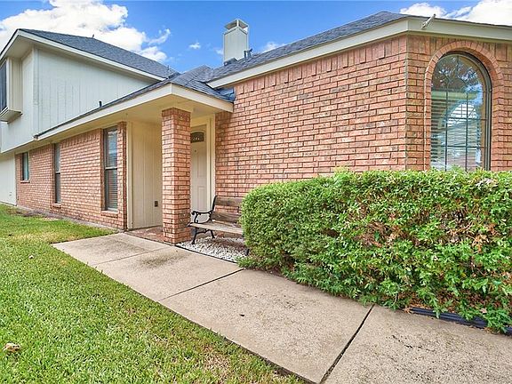 4th image of 2020 Greenview Dr