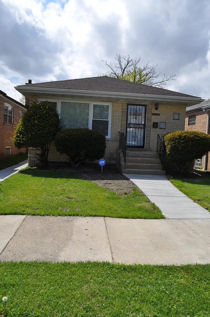 10338 S Prairie Ave photo 1