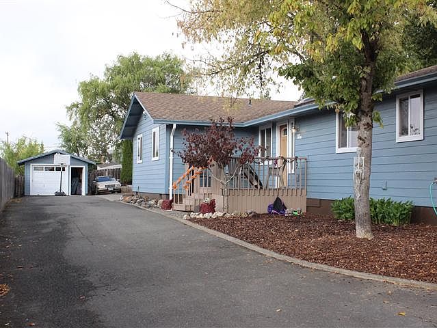 2nd image of 30-32 NE Grape Ave