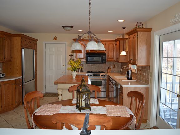 Upgraded kitchen w Corian