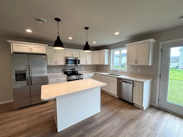 6753 Meadow View Dr S, Fargo, ND 58104