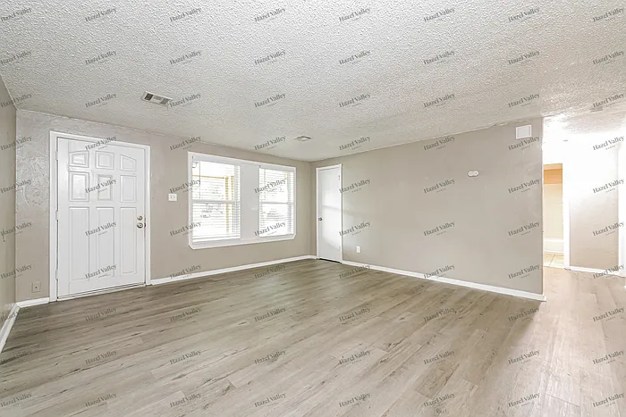 1100 Locust Dr — Photo 3