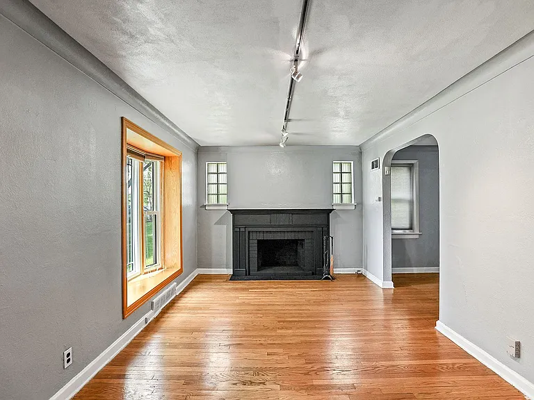 7549 Hillsdale Dr — Photo 3