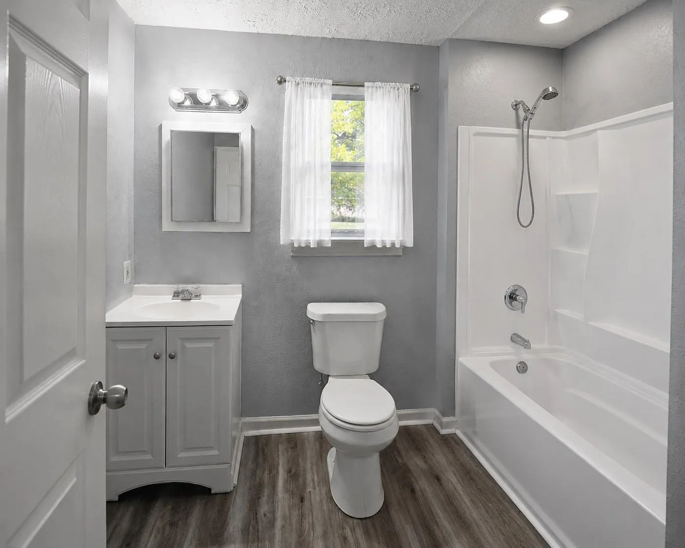 3 bed, 1.0 bath, 1050 sqft, $1,350 — Photo 4
