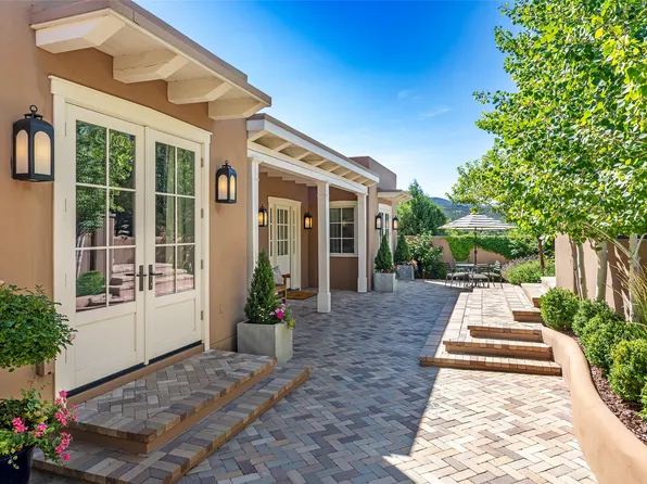 270 Las Colinas Dr, Santa Fe, NM 87501
