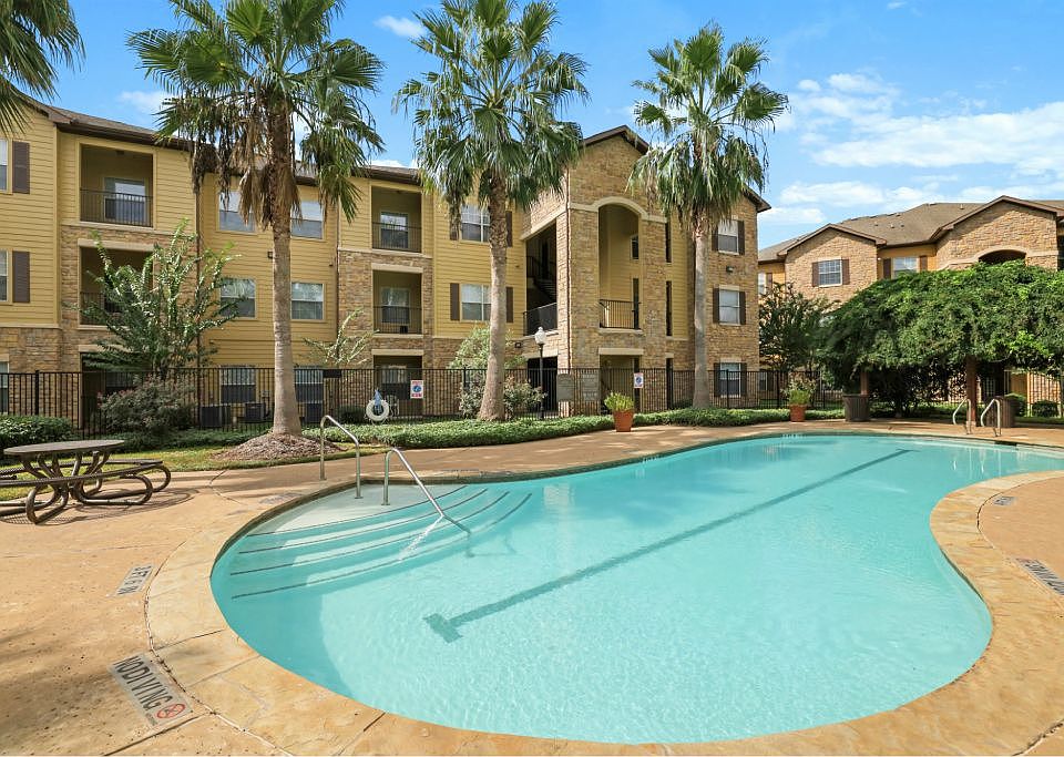 Sun sparkling swimming pool at Stonehaven Apartments in Houston, TX