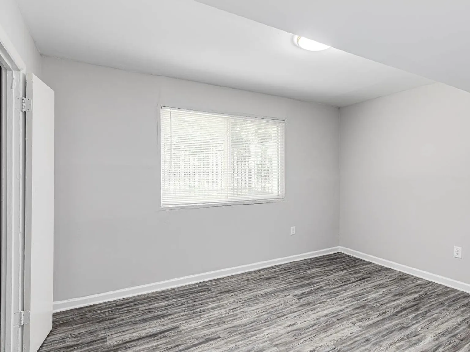 Regency Court Apartments — Photo 4