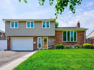 40 Fox Pl, Hicksville, NY 11801