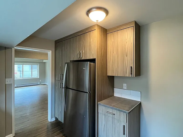 Stunning / Extra Large 1-Bedroom! Faux Hardwood Floors, Washer & Dryer, Stainless Appliances & Pe... — Photo 8