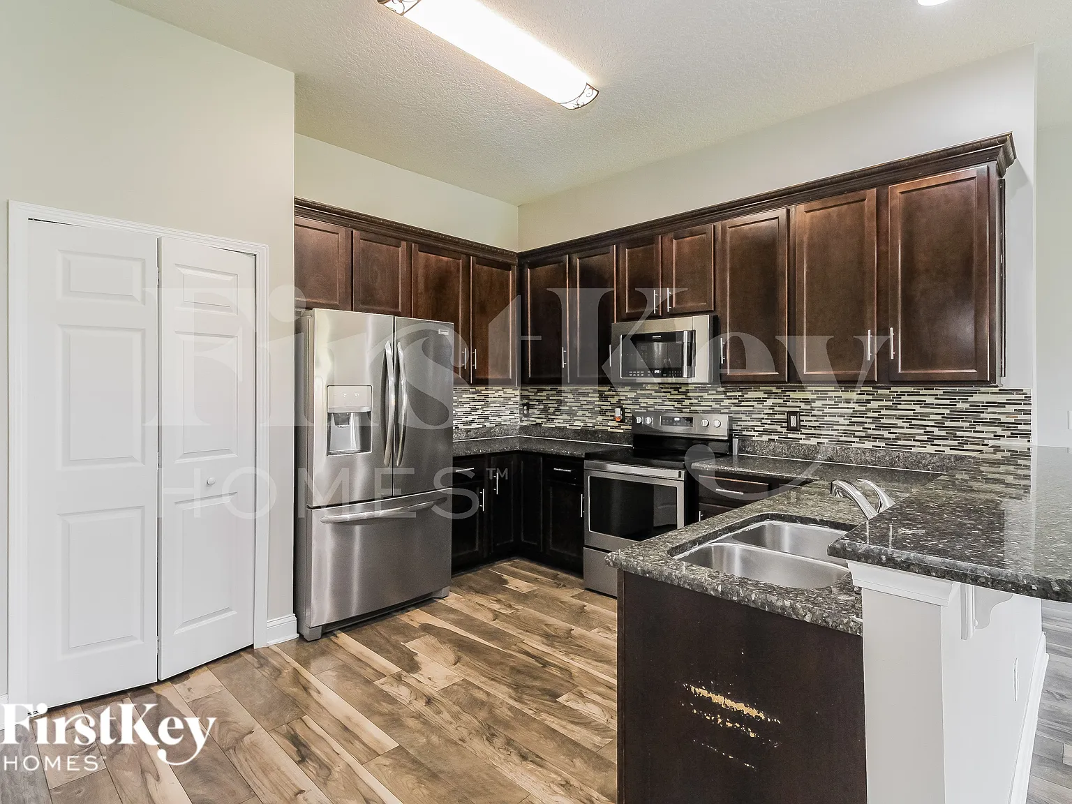 5 bed, 2.5 bath, 2244 sqft, $2,610 — Photo 4