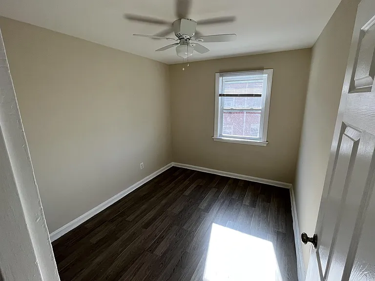 811 Barnaby St SE #204 — Photo 8