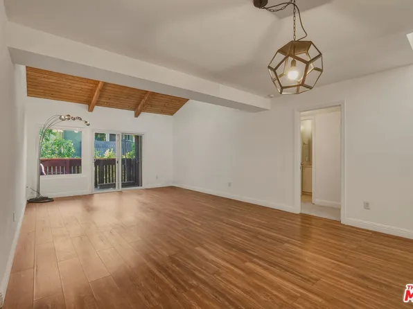 18350 Hatteras St APT 250, Tarzana, CA 91356