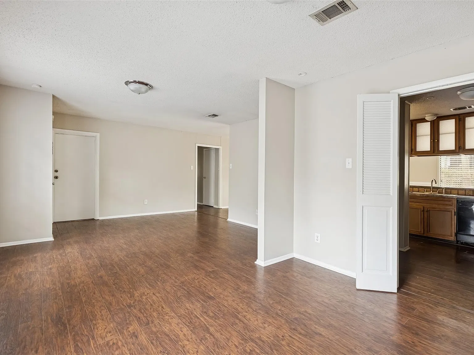 3 bed, 2.0 bath, 1539 sqft, $2,100 — Photo 4