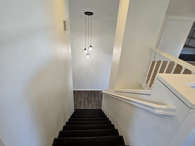 901 Acorn Ln — Photo 8