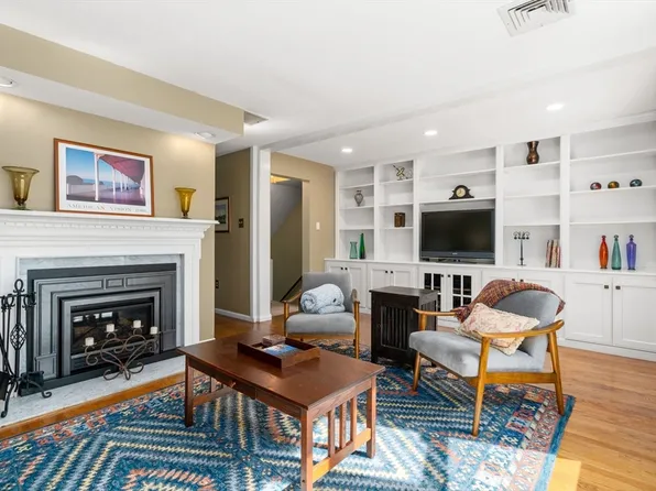 17 Angela Ln Unit 17, Watertown, MA 02472