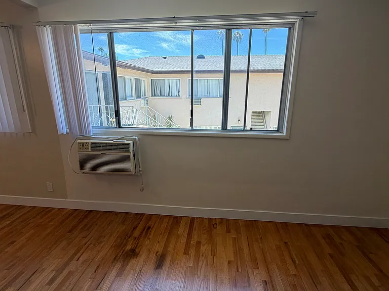 4930 Woodman Ave #10 — Photo 8