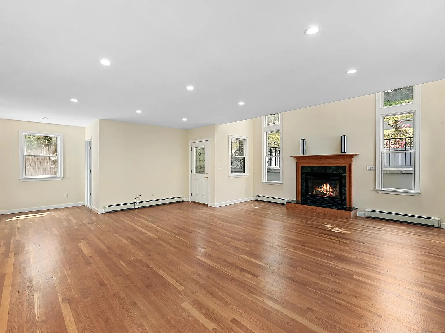 3 bed, 2221 sqft, $6,200 — Photo 1