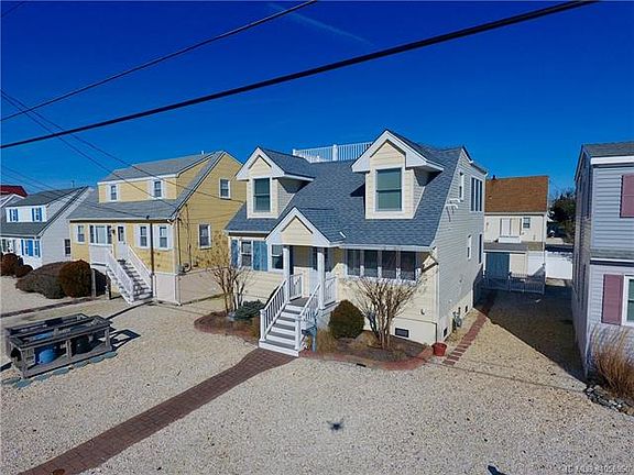 2nd image of 11 W Bayberry Dr