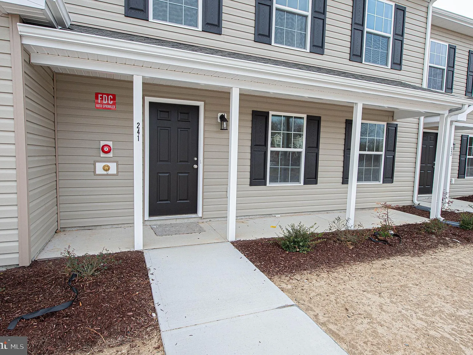 3 bed, 2.5 bath, 1304 sqft, $1,750 — Photo 3