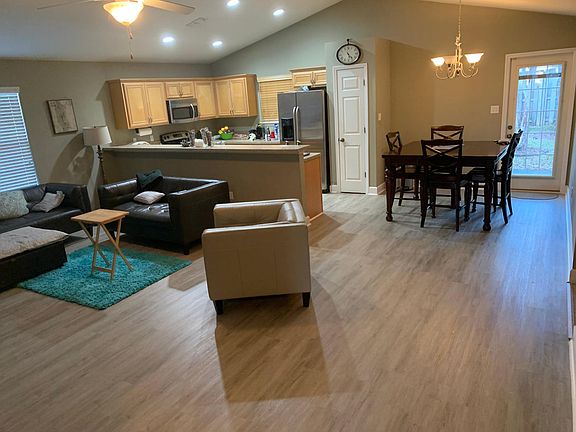 5th image of 814 Brooke Manor Dr