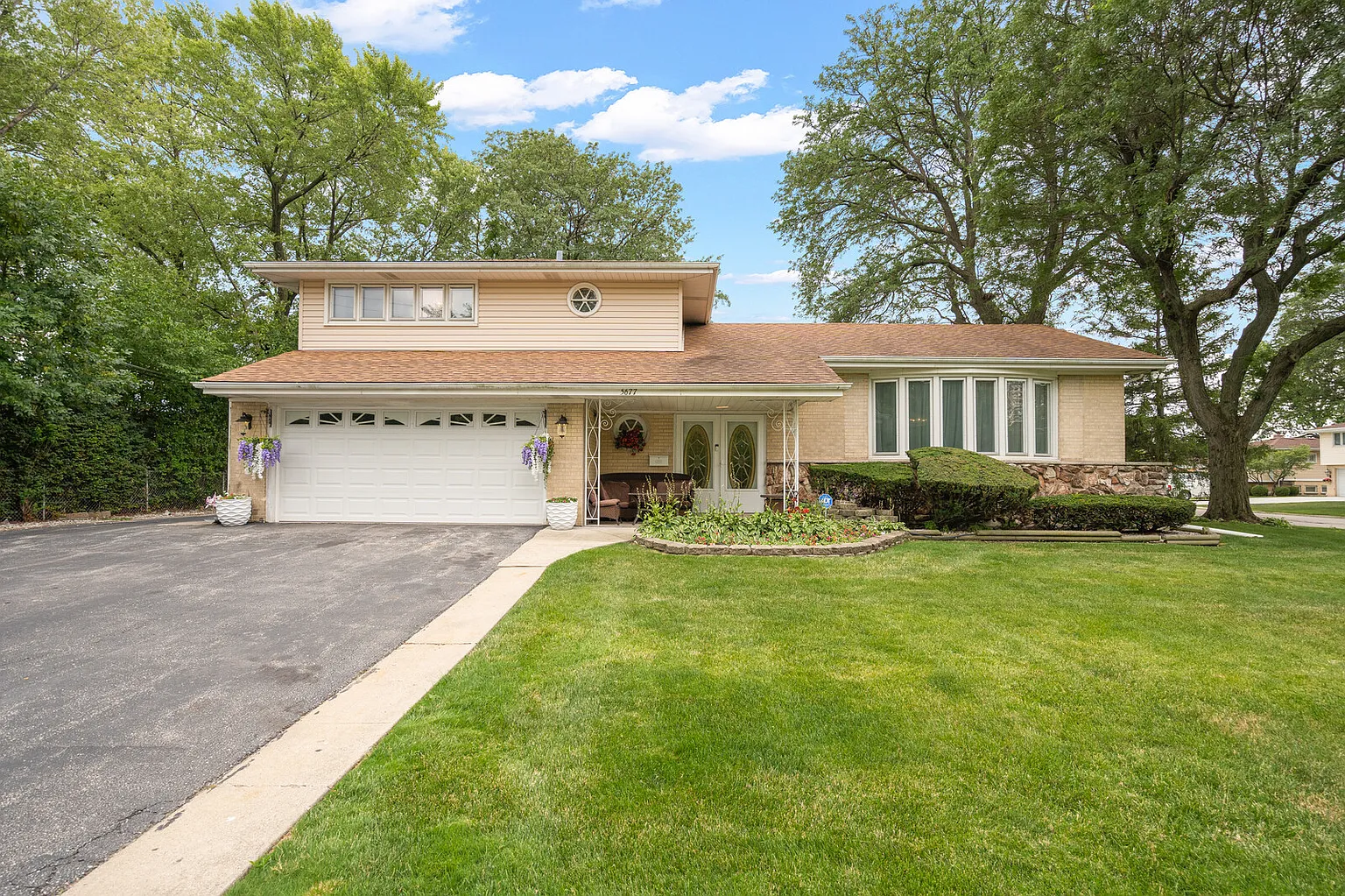 5677 N Manor Ln photo 1