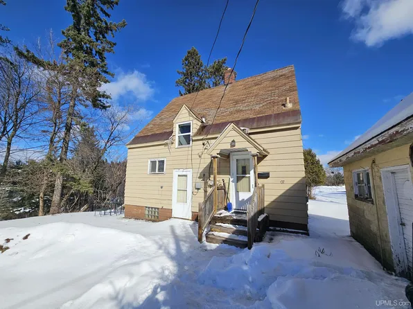 207 Zoberlein St, Ishpeming, MI 49849