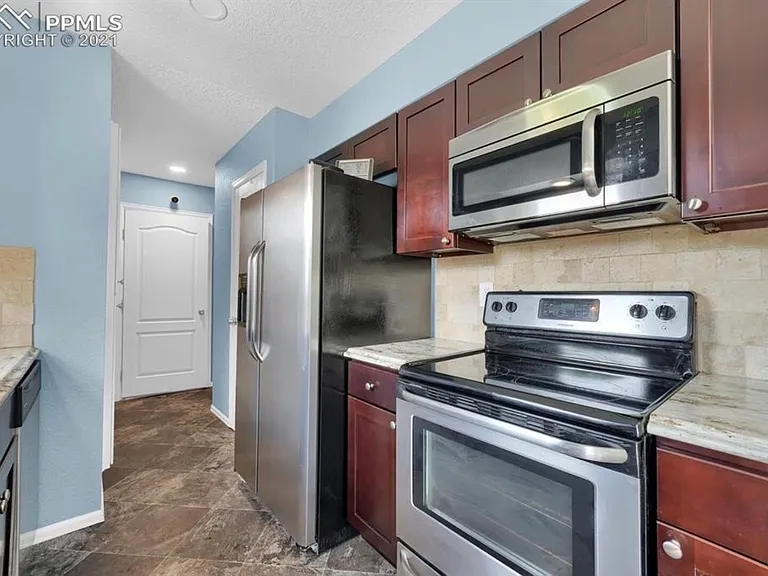 1220 Irving Ln — Photo 9