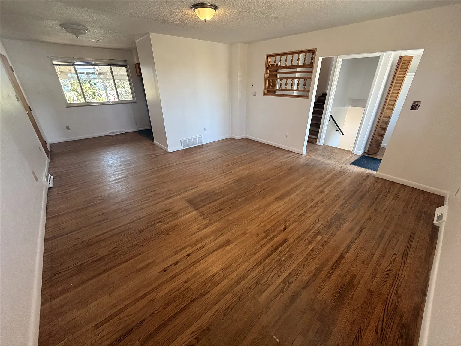 5 bed, 2.5 bath, 3000 sqft, $3,350 — Photo 2