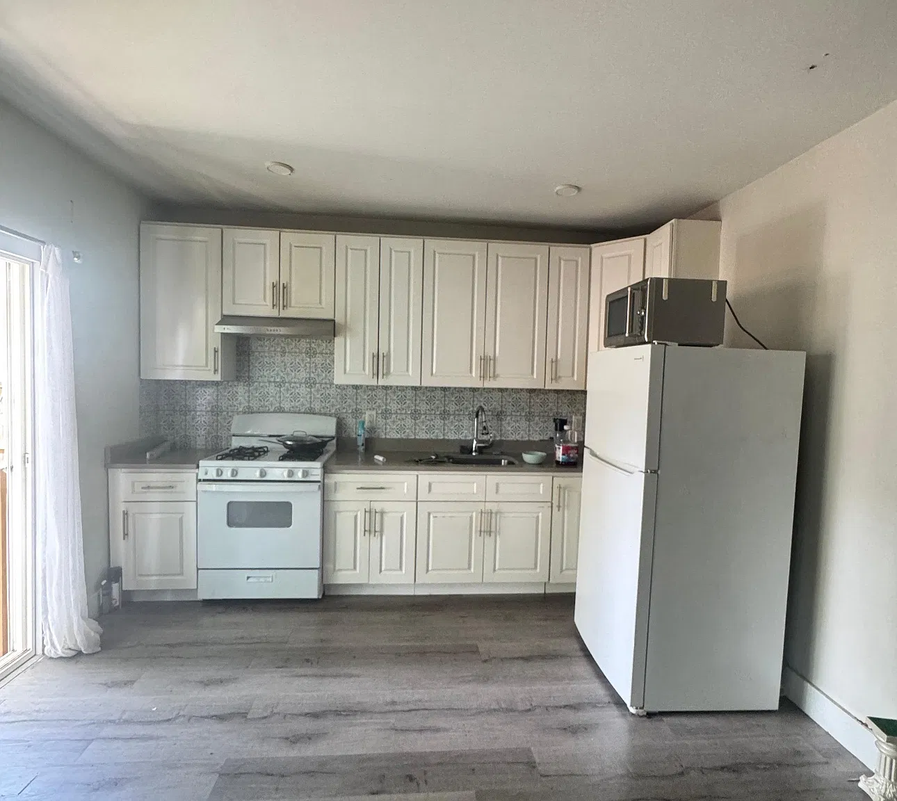 4 bed, $2,900 — Photo 1
