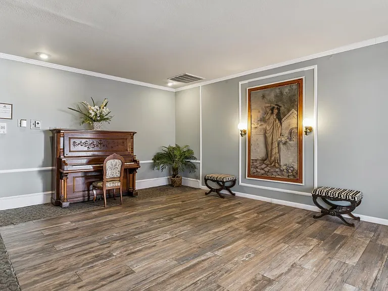 Post House Apartments — Photo 9