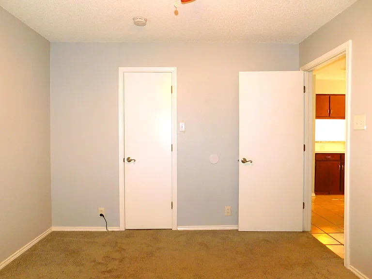 1114 E Mulberry St — Photo 12