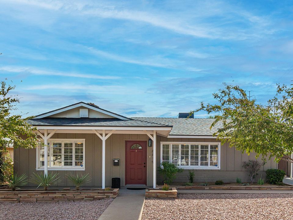 Charming home on the end of the street!!