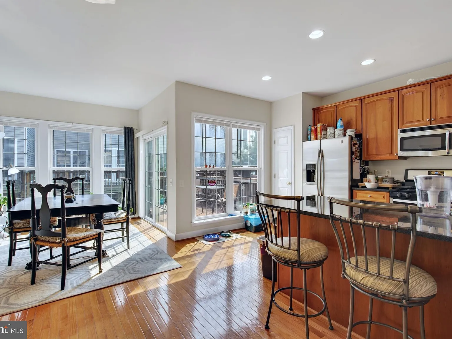4 bed, 3.5 bath, 1660 sqft, $3,200 — Photo 2