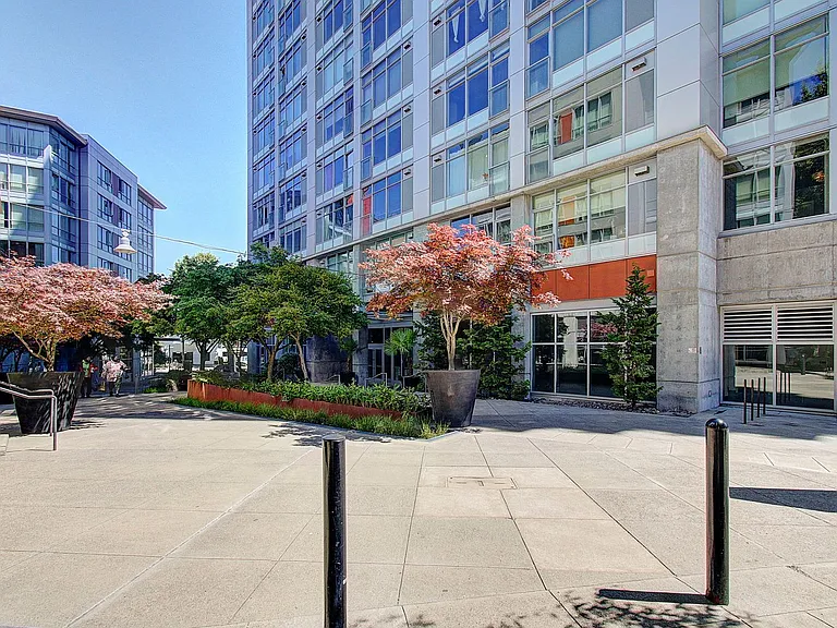 1926 W Burnside St #204 — Photo 3