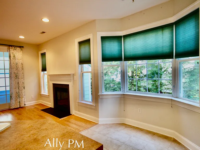 1892 Clay Dr — Photo 5