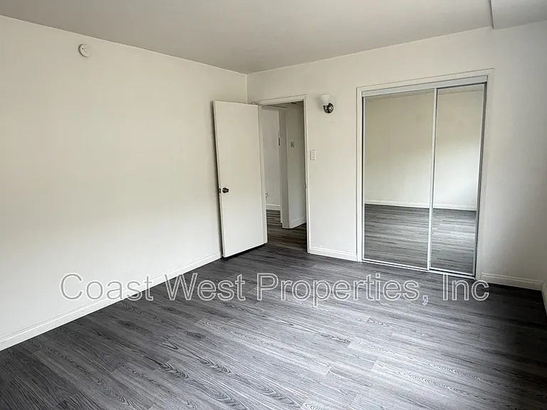 1057-1063 1/2 Missouri St #1061 — Photo 8