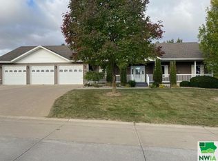 1208 Oakwood Ct, Alton, IA 51003