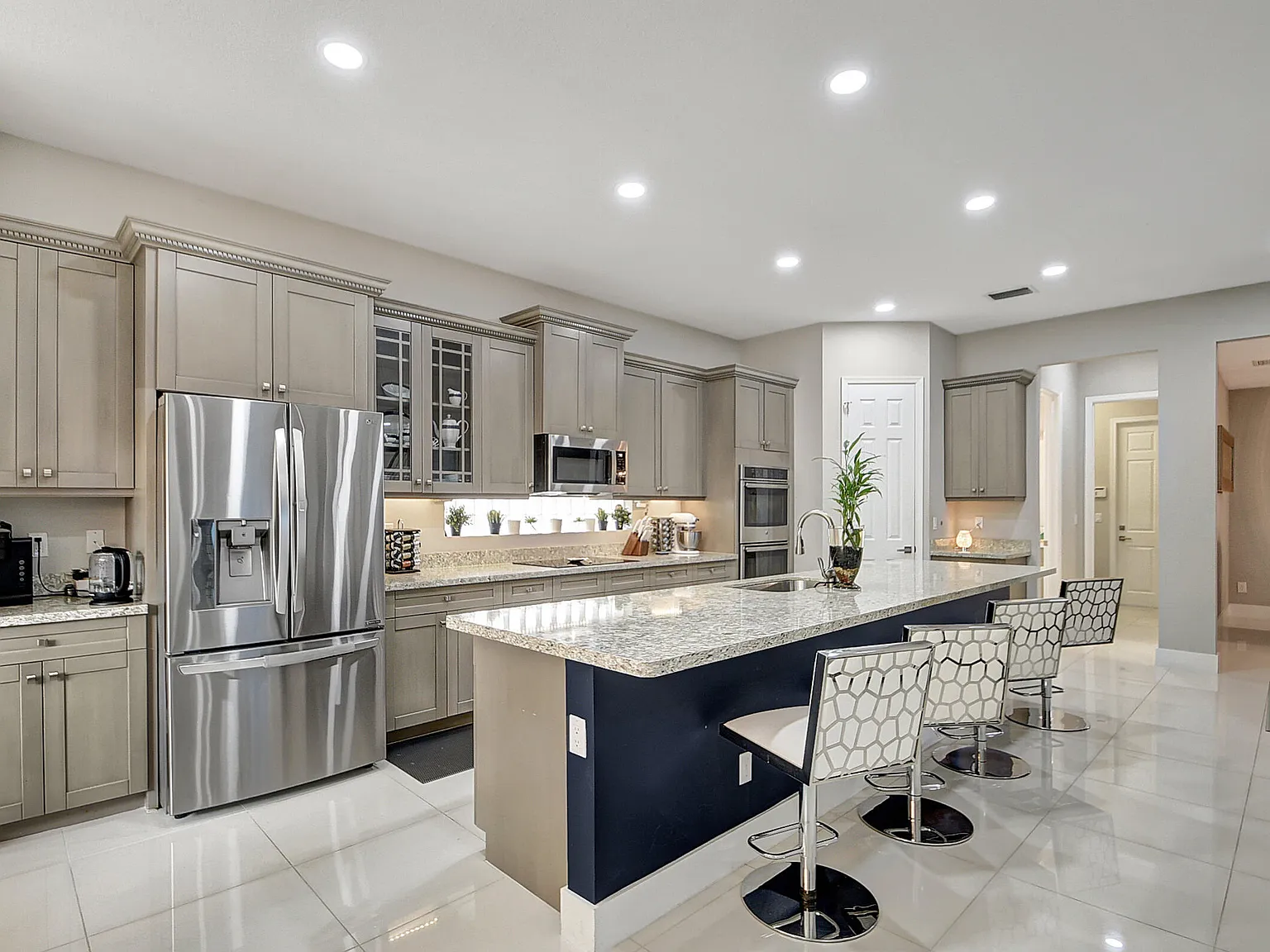 5 bed, 3.5 bath, 3902 sqft, $7,500 — Photo 1