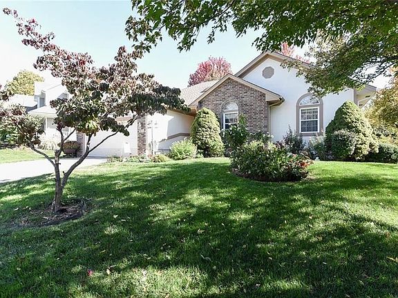 2nd image of 305 SE Canterbury Ln