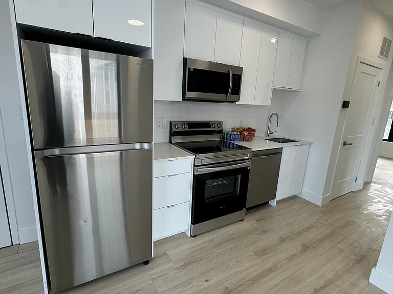 7727 Wilson Cres #206 — Photo 3