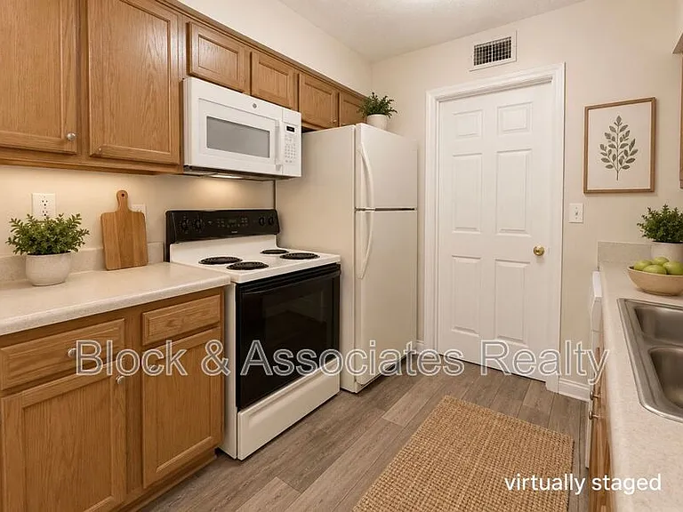 2260 Sunderland Rd #84W — Photo 4