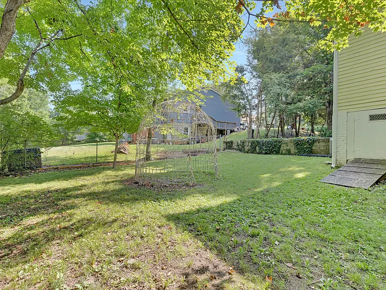 221 Walnut St — Photo 6