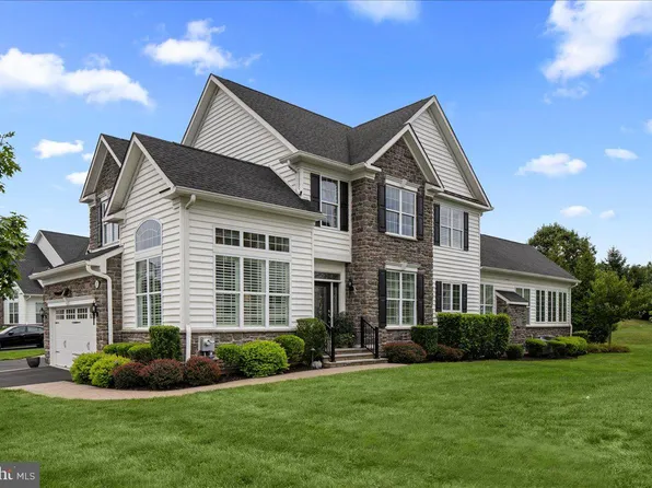 25 Hillyer Ln, Newtown, PA 18940