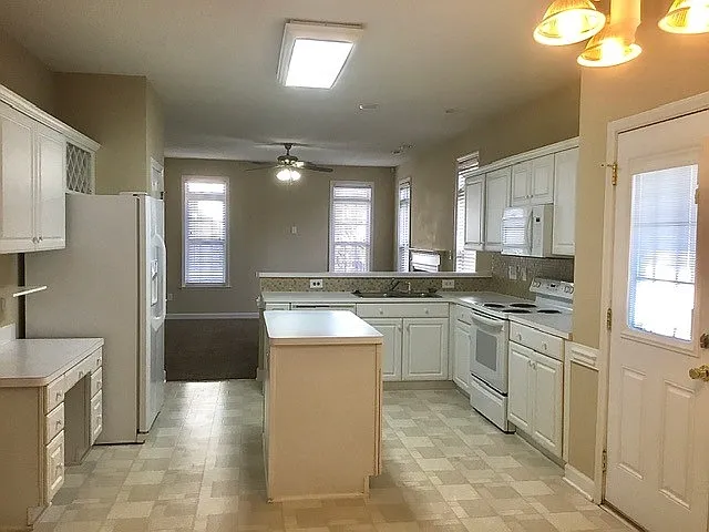4304 Southern Oak Dr — Photo 6