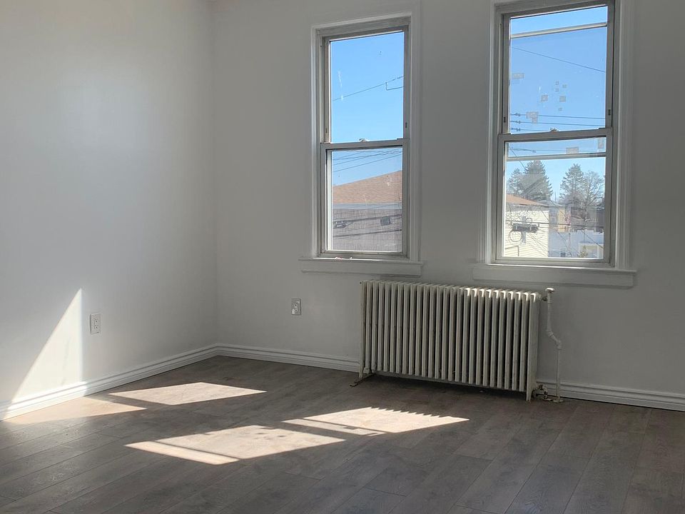 1st image of 27 Farquhar Ave #3