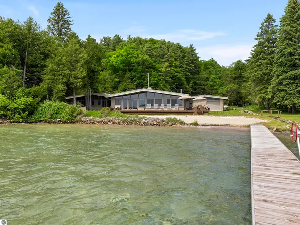 6863 Crystal Dr, Beulah, MI 49617